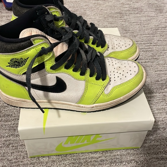 Jordan 1 Retro High OG Volt.  Youth (Men) 5 - Picture 6 of 7